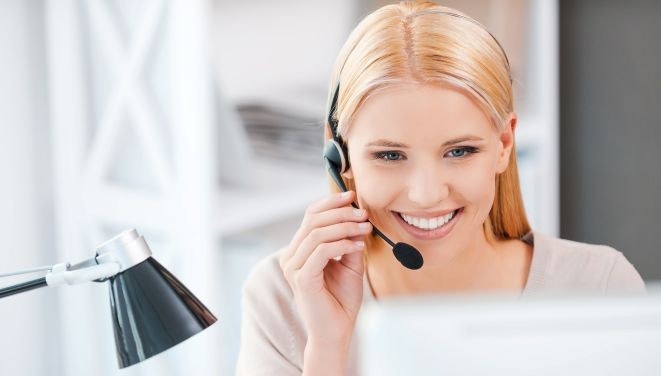 kobieta korzysta z zestawu zawierającego słuchawki i mikrofon