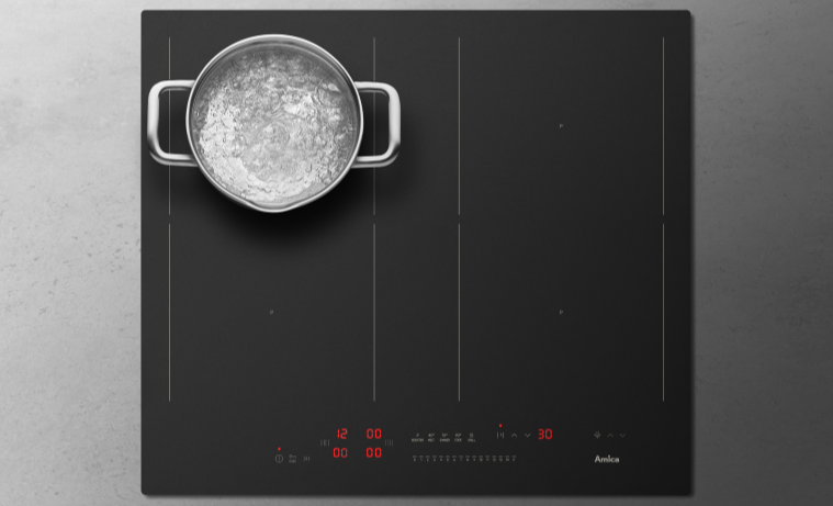 Płyta indukcyjna matowa, garnek z gotującą się wodą