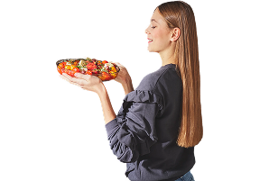 dziewczyna z potrawą w misce, kt&oacute;rą trzyma w dłoniach