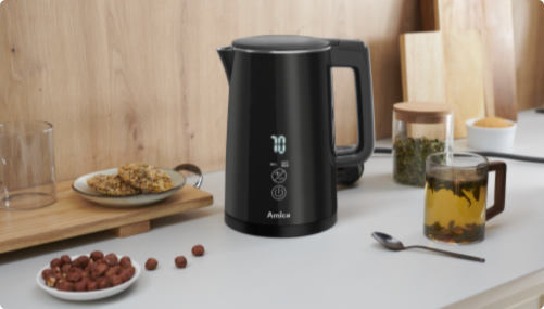 Czarny czajnik wskazujący temperaturę 70 stopni