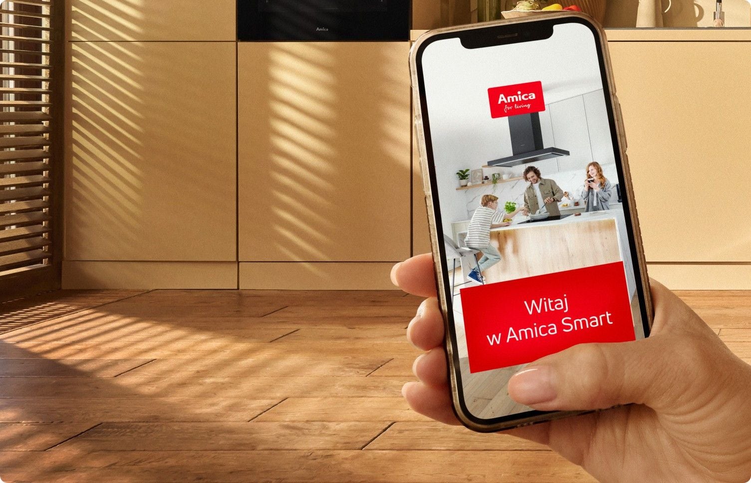 telefon trzymany w dłoni, na ekranie ekran powitalny z aplikacji Amica Smart