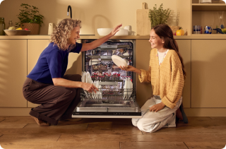 Mama z c&oacute;rką rozpakowują zmywarkę
