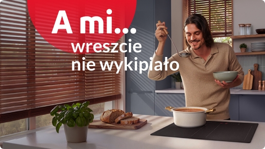 mężczyzna pr&oacute;buje zupy ugotowanej na płycie indukcyjnej