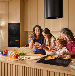 mama z córką, synem i babcią gotują w kuchni