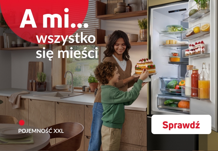 Mama z synem wkładają tort do lodówki