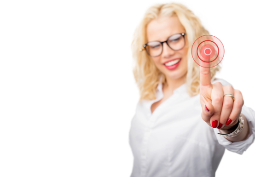 mężczyna palcem naciska na przycisk 