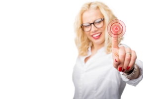 mężczyna palcem naciska na przycisk 