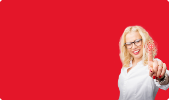 mężczyna palcem naciska na przycisk 