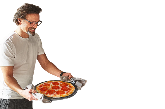 mężczyzna z pizzą w rękach