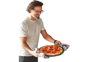 mężczyzna z pizzą w rękach