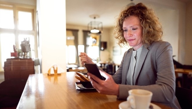 kobieta w kawiarni, z telefonem w ręce
