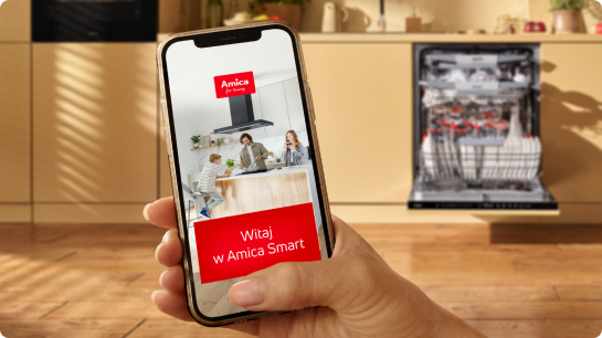 telefon trzymany w dłoni, na ekranie ekran powitalny z aplikacji Amica Smart