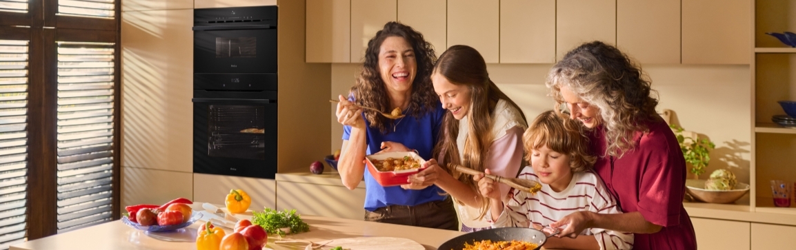 Mama, córka, syn i babcia gotują w kuchni