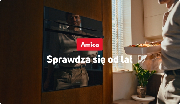 Mężczyzna stoi przed piekarnikiem. Napis Amica Sprawdza się od lat