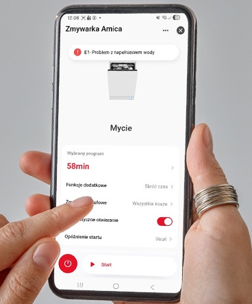 kobieta trzyma w dłoni telefon, na ekranie widać aplikacje z zaznaczoną opcją Pomoc