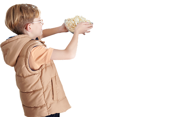 chłopiec z miską popcornu w rękach