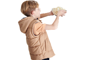 chłopiec z miską popcornu w rękach