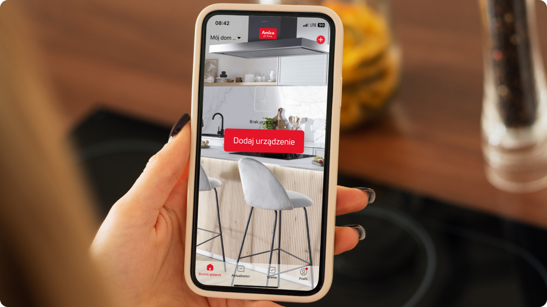 Telefon, na ekranie widać aplikację Amica Smart na etapie dodawania urządzenia