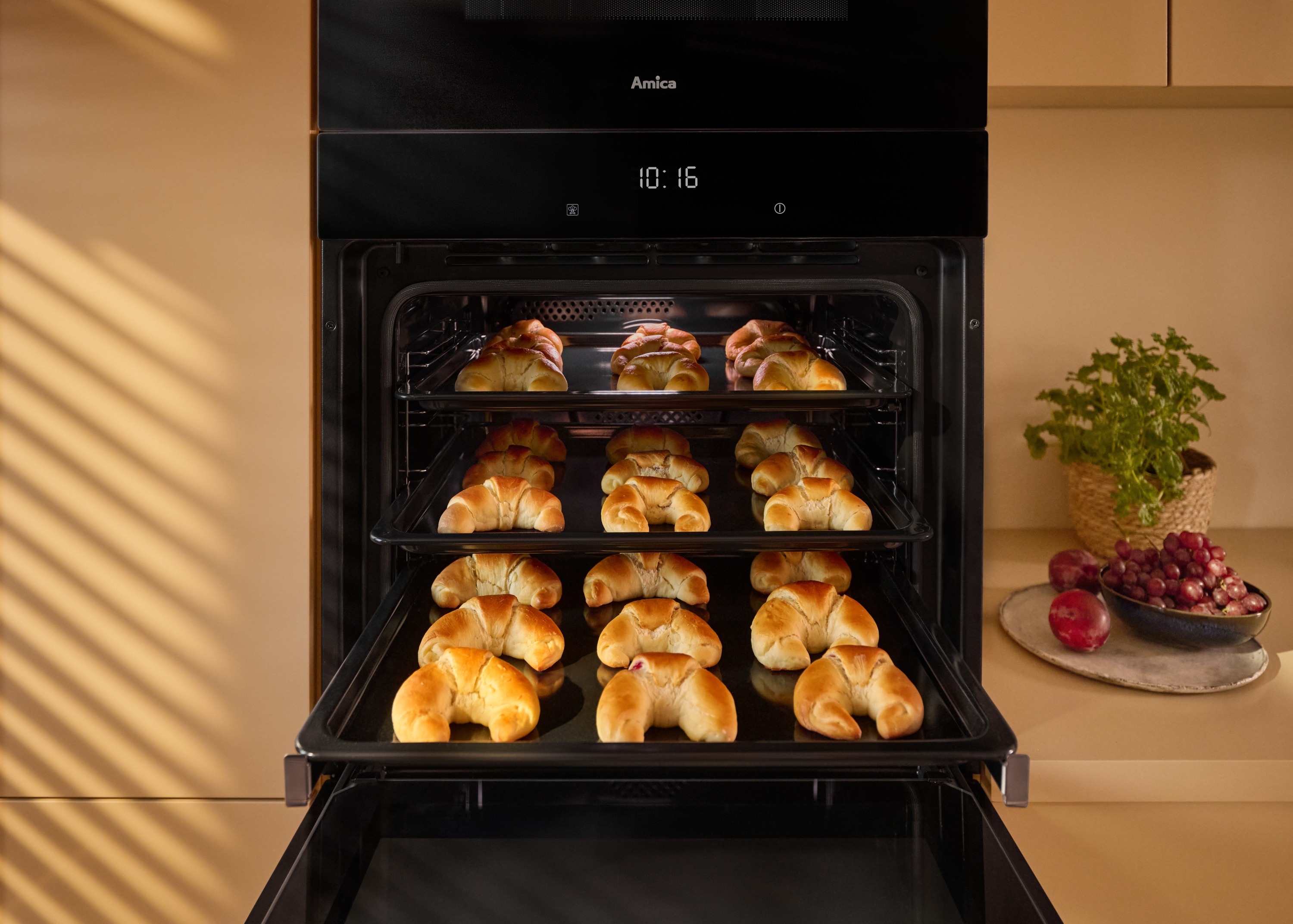 Rogale wypiekane w piekarniku na kilku poziomach