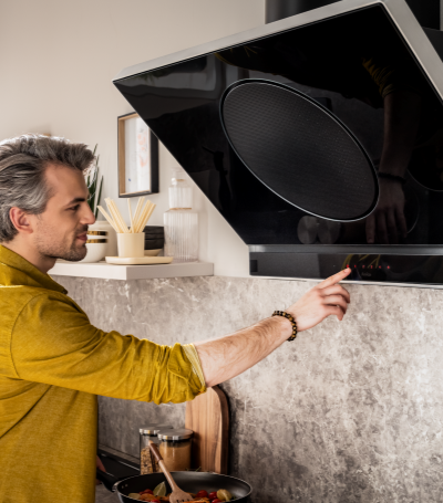 mężczyzna włącza okap