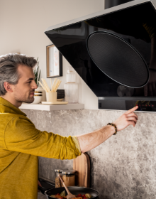 mężczyzna włącza okap