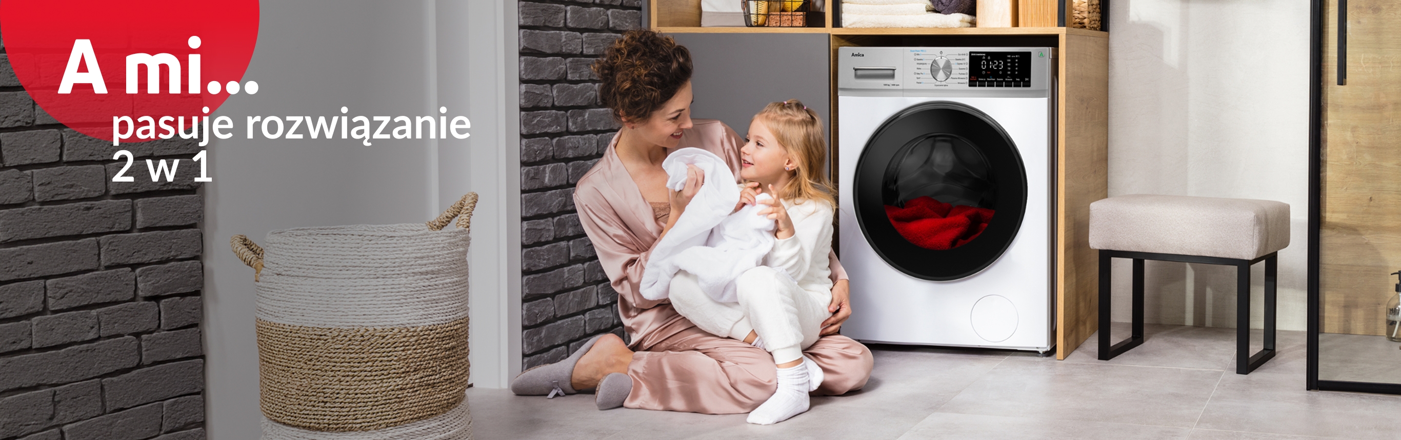 Mama z c&oacute;rką siedzą przy pralko-suszarce. A mi pasuje rozwiązanie 2 w 1.