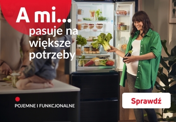 Rodzina stoi w kuchni, w tle otwarta lodówka  wielkogabarytowa