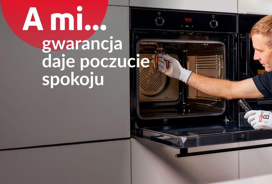 A mi daje gwarancje spokoju. Serwisant naprawia piekarnik.