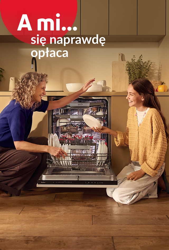 Mama z córką rozpakowują zmywarkę. A mi się naprawdę opłaca.