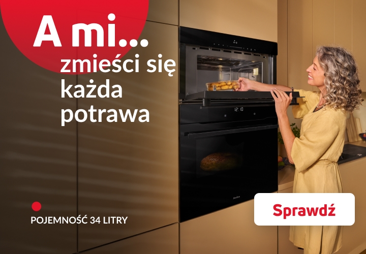 A mi zmieści się każda potrawa. Kobieta wkłada potrawę do mikrofalówki.