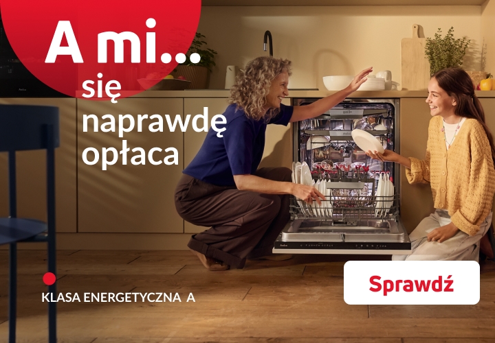 A mi się naprawdę opłaca. Mama z córką rozpakowują zmywarkę.