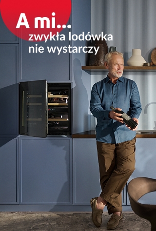 Kobieta z mężczyzną w kuchni, mężczyzna wybiera wino w winiarki
