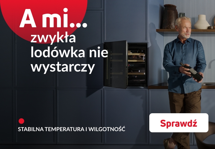 mężczyzna w kuchni, mężczyzna wybiera wino z winiarki.